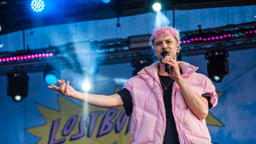 Lostboi Lino – hier noch mit rosa Haaren bei einem Auftritt in Oberhausen Foto: IMAGO/Christoph Wojtyczka
