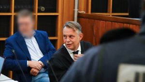 Der  angeklagte Bürgermeister (li.) und sein Rechtsanwalt, Kristian Frank,  in einem Saal des Landgerichts Heilbronn. Foto: dpa/Anna Ross