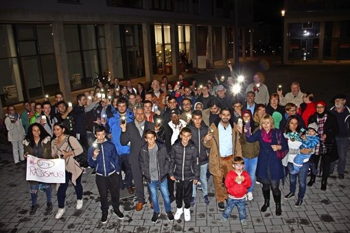Rund 100 Menschen haben sich am Dienstagabend auf dem Hans-Scharoun-Platz eingefunden, um zu zeigen, dass die Flüchtlinge auch in Rot willkommen sind. Foto: Torsten Ströbele