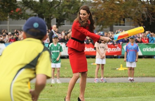 Trotz Highheels und engem Bleistiftrock machte Herzogin Kate am Cricketschläger eine gute Figur. Foto: Getty Images AsiaPac