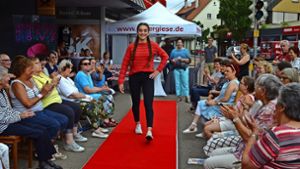 Eine Modenschau beim Gesundheitstag in Birkach zieht viele Zuschauer an.  Foto: Wiebke Wetschera