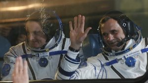 Noch lächeln und winken sie fröhlich: NASA- Astronaut Scott Kelly (links) and Mikhail Kornienko von der Russian Federal Space Agency (Roscosmos). Foto: EPA