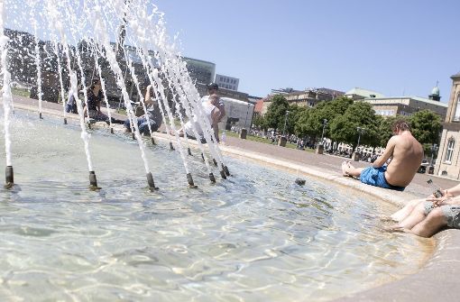 Die Stuttgarter genießen auf dem Schlossplatz die sommerlichen Temperaturen. Foto: 7aktuell.de/Andreas Friedrichs