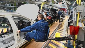 Die Führung des Autobauers geht davon aus, dass die Zahl der  deutschen Arbeitsplätze – im Bild ein Montageband im Daimler-Werk Rastatt –   langfristig stabil bleibt. Foto: dpa