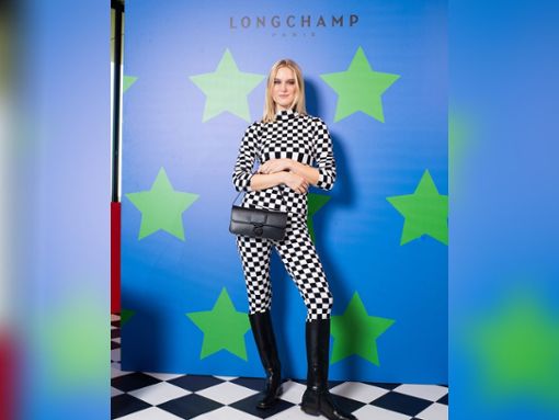 Kim Hnizdo posiert lässig für die Fotografen. Foto: Longchamp / CREDIT JEAN PICON @jeanpicon