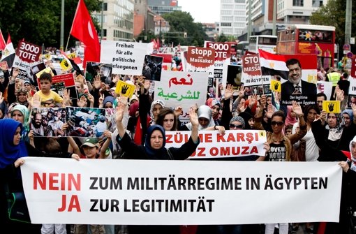 Menschen protestieren bei einer Demonstration am 17. August in Berlin gegen die anhaltende Gewalt in Ägypten. Auch in Stuttgart soll am kommenden Samstag demonstriert werden: Eine Initiative ruft zu einem Schweigemarsch für die Militäropfer in Ägypten  auf. Foto: dpa
