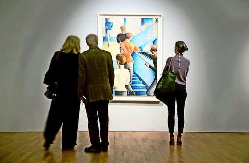 Besucher der Ausstellung „Oskar Schlemmer – Visionen einer neuen Welt“ vor dem Bild „Bauhaustreppe“ aus dem Museum of Modern Art in New York. Foto: dpa