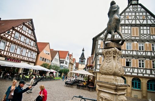 Von Karl Ulrich Nuss entworfene Skulptur auf dem Marktbrunnen: Der Minnesänger und das Winnender Mädle aus dem 13. Jahrhundert. Foto: Max Kovalenko