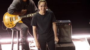 T-Shirt, Jeans und völlig ungeschminkt: Lady Gaga bei ihrer Oscar-Performance. Foto: dpa/Chris Pizzello