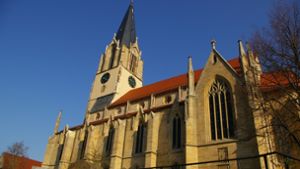 Strahlend blauer Himmel über der Möhringer Martinskirche an einem kalten Herbst-Vormittag: Kann Weihnachten dort Gottesdienst gefeiert werden? Foto: Archiv/Alexandra Kratz