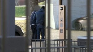 Ein Mann wird am 11.01.2015 am Bundesgerichtshof in Karlsruhe  durch den Eingang gebracht. Foto: dpa
