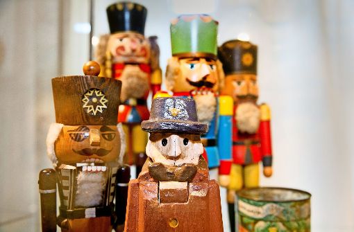 Von der der Miniatur bis zum mannshohen Nussknacker:  im Stadtmuseum Esslingen sind wertvolle Holzfiguren aus dem Erzgebirge  zu sehen. Foto: Rudel