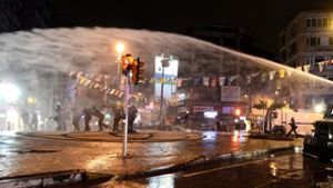 Mit Wasserwerfern geht die Polizei in Istanbul gegen Demonstranten vor. Foto: dpa