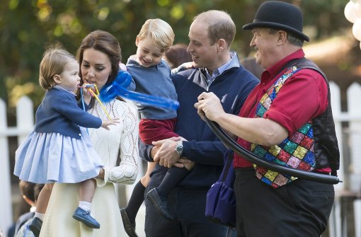 Prinz George und Prinzessin Charlotte mit ihren Eltern Catherine und William bei ihrem ersten offiziellen Auslandstermin – mehr Fotos in unserer Bilderstrecke. Foto: dpa