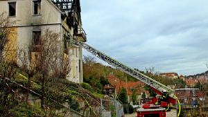 Auch am Tag nach dem Brand durfte die Feuerwehr das Gebäude in Tübinger Halbhöhenlage nicht betreten und musste über die Drehleiter agieren. Foto: 7aktuell.de/Lukas Felder