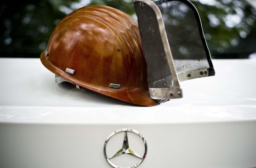 Auf dem Kofferraum eines Mercedes liegt der Helm eines  Gießerei-Mitarbeiters Foto: Max Kovalenko
