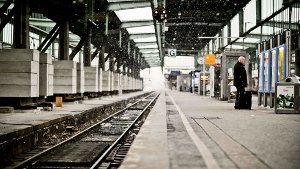 Einsam ist es am Gleis 8 des Hauptbahnhofs: Links sichern Stützen das Dach. Deshalb kann es nur noch mit Einschränkungen benutzt werden. Foto: Leif Piechowski