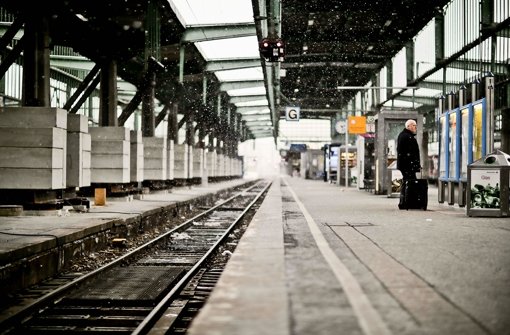Einsam ist es am Gleis 8 des Hauptbahnhofs: Links sichern Stützen das Dach. Deshalb kann es nur noch mit Einschränkungen benutzt werden. Foto: Leif Piechowski