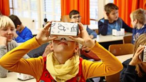 Handy rein und Pappbrille auf: Mit „Google Expeditions“ gelingt die Reise zum Mond vom Klassenzimmer aus. Foto: Marta Popowska