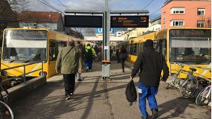 Vom Bus schnell zur Bahn und umgekehrt: Pendlerstress ist Alltag an der Endhaltestelle Hedelfingen. Foto: Warrlich
