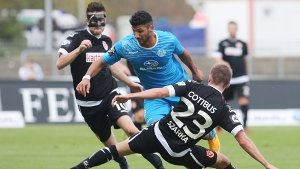Hart umkämpfter Ball - die Stuttgarter Kickers spielen 2:2 gegen Energie Cottbus. Foto: Pressefoto Baumann