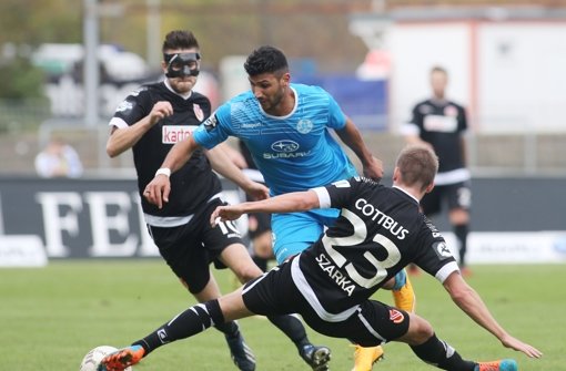Hart umkämpfter Ball - die Stuttgarter Kickers spielen 2:2 gegen Energie Cottbus. Foto: Pressefoto Baumann