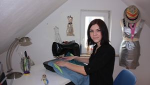 In ihrer Wohnung im Veielbrunnen arbeitet Bianca Hinmüller an ihrer ersten eigenen Jeans-Kollektion. Foto: Annina Baur