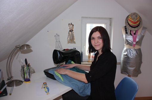 In ihrer Wohnung im Veielbrunnen arbeitet Bianca Hinmüller an ihrer ersten eigenen Jeans-Kollektion. Foto: Annina Baur