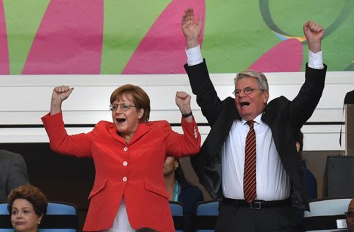Bei der Fußball-WM in Rio 2014 war Angela Merkel auf der Tribüne, bei der Leichtathletik-EM in Berlin nicht. Das sorgt bei den Leichtathleten für Kritik. Foto: dpa