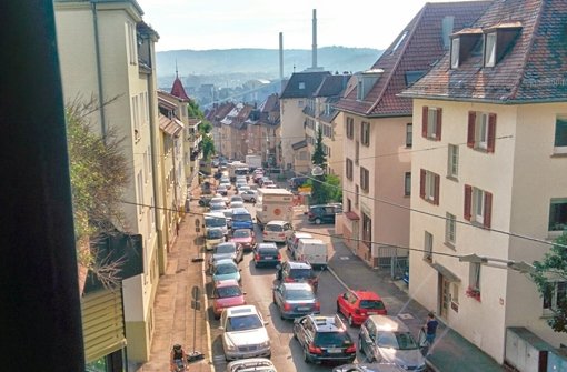 Auch abseits der Hauptrouten durch den Stuttgarter Osten wie hier in der Schurwaldstraße in Gaisburg herrscht manchmal das pure Chaos. Foto: Jürgen Brand