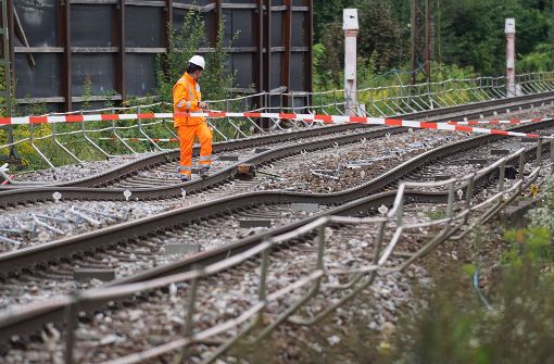 Panne: Auf der Strecke zwischen Karlsruhe und Baden-Baden haben sich die Gleise abgesenkt. Foto: dpa