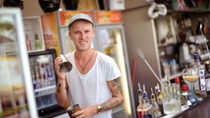 Der 24-jährige Luis Ferdinand hat vor knapp anderthalb Jahren als Chef der Kanto Beach Bar in den Schwabenquellen eine hochklassige Cocktailbar eröffnet. Foto: Lichtgut//Max Kovalenko