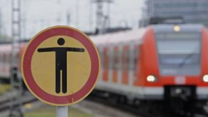 Der 51-Jährige, der am Bahnhof in Stuttgart-Zuffenhausen ins Gleis stürzte, blieb unverletzt. Foto: dpa