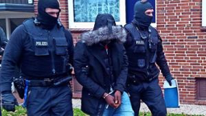 Bundespolizisten nehmen in Norderstedt einen 29-Jährigen fest. Foto: Bundespolizei