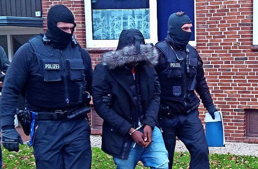 Bundespolizisten nehmen in Norderstedt einen 29-Jährigen fest. Foto: Bundespolizei