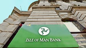 Die Finanzbranche ist der wichtigste Wirtschaftszweig auf der Isle of Man.Die  Isle of Man ist eine pittoreske Insel mit Leuchttürmen und schönen Promenaden. Zwar gibt es  viel Wind und Regen – doch die Reichen der Welt finden hier immer ein trockenes Plätzchen für ihr Geld. Foto: AFP