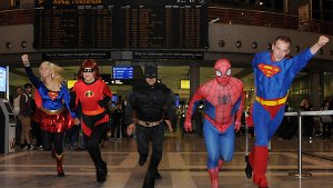 Diverse Superhelden haben am Donnerstag am Stuttgarter Flughafen den Passagieren beim Tragen des Gepäcks geholfen.  Foto: Flughafen Stuttgart