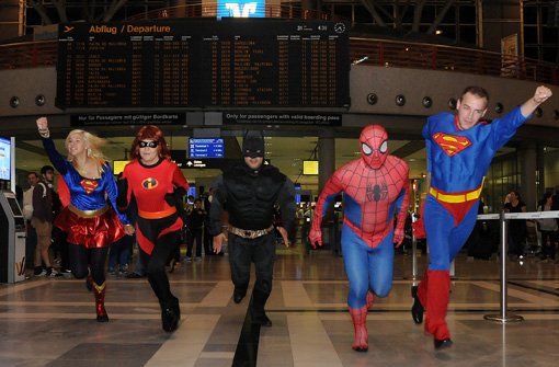 Diverse Superhelden haben am Donnerstag am Stuttgarter Flughafen den Passagieren beim Tragen des Gepäcks geholfen.  Foto: Flughafen Stuttgart