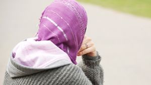 Das Kopftuch, das viele muslimische Frauen tragen, bleibt ein gesellschaftliches Reizthema. Foto: dpa