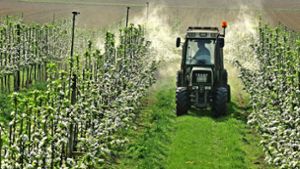 Zwischen 15- und   40-mal im Jahr müssen die Obstbauern im Land ihre Plantagen spritzen. Foto: Rüdiger Bäßler, Visum