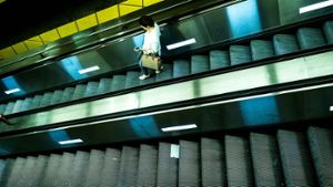 Laufen statt Fahren: Die Rolltreppen an der S-Bahn-Station Schwabstraße sind ein ständiges Sorgenkind. Foto: Lichtgut/Leif Piechowski