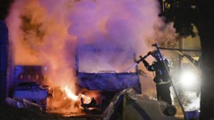 Immer wieder brannten in Nanten in den vergangenen Tagen Autos. Die Feuerwehr hatte einiges zu tun. Foto: AP