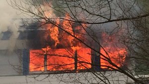 Flammen schlagen am Freitag aus dem Vereinsheim des FV 09 Nürtingen.  Foto: www.7aktuell.de | Daniel JÃ¼ptner