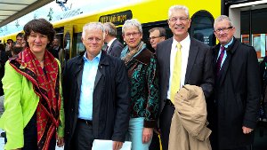 Auf der Jungfernfahrt der U12 zum Hallschlag war auch Stuttgarts Oberbürgermeister Fritz Kuhn (zweiter von links) mit von der Partie. Foto: Benjamin Beytekin