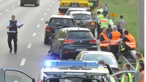 An dem Unfall auf der B 14 waren am Mittwochabend sechs Fahrzeuge beteiligt. Foto: Fotoagentur-Stuttgart