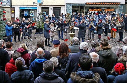 Für viele Marbacher gehört das Konzert am Marktbrunnen schon  seit Jahren  zum Weihnachtsfest mit dazu. Foto: avanti