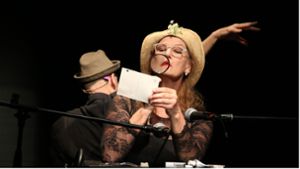 Martina Guse als Winnie in Samuel Becketts „Glückliche Tage“ Foto: Sabine Haymann
