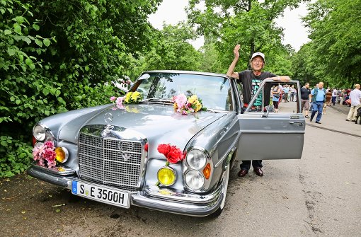 Gerhard Haid hat die Oldtimerrallye organisiert. Er schwärmt von seinem Mercedes. „Dreieinhalb Liter Hubraum und 200 PS“ sagt er. Foto: Thomas Krämer