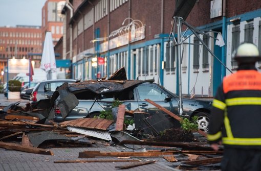 Die Trümmer eines Daches begruben in Hamburg ein Paar unter sich. Für den Mann kam jede Hilfe zu spät. Foto: dpa