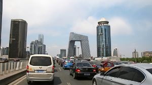 Auf den Straßen von Peking geht es meist nur im Schritttempo voran. Trotzdem wird die Zahl der Fahrzeuge in Zukunft noch deutlich zunehmen. Foto: Gerster